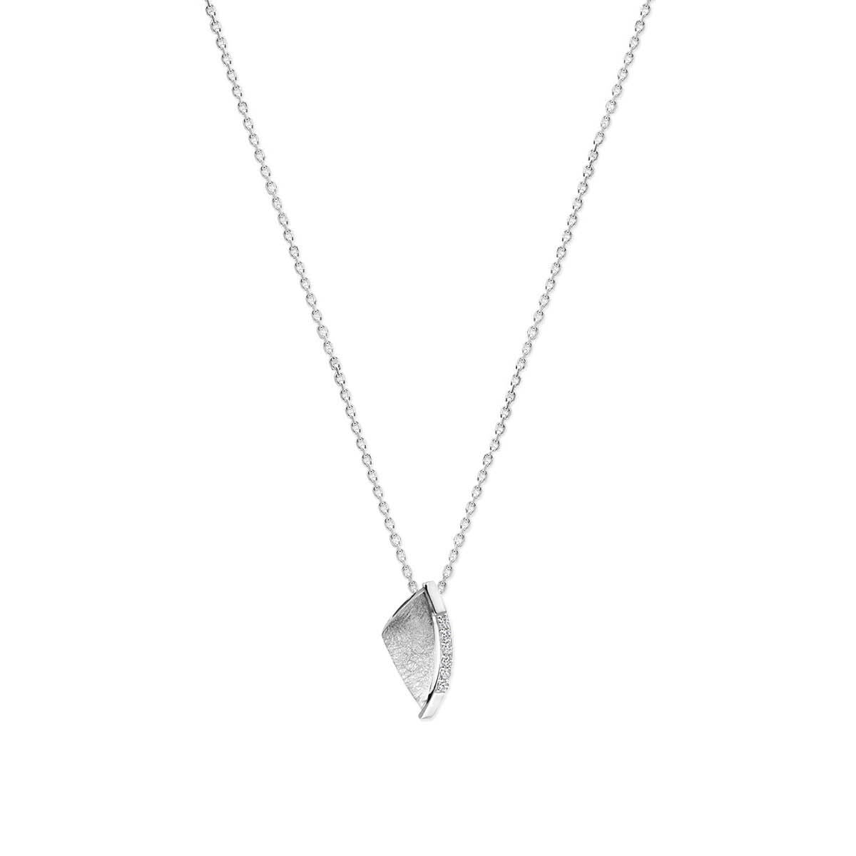 Collar de plata rodiada con colgante en forma de hoja y detalles de circonitas.