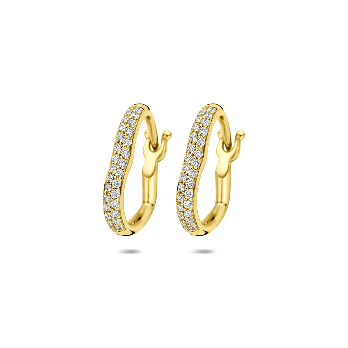 Pendientes de aro dorados en forma de corazón con diamantes brillantes.