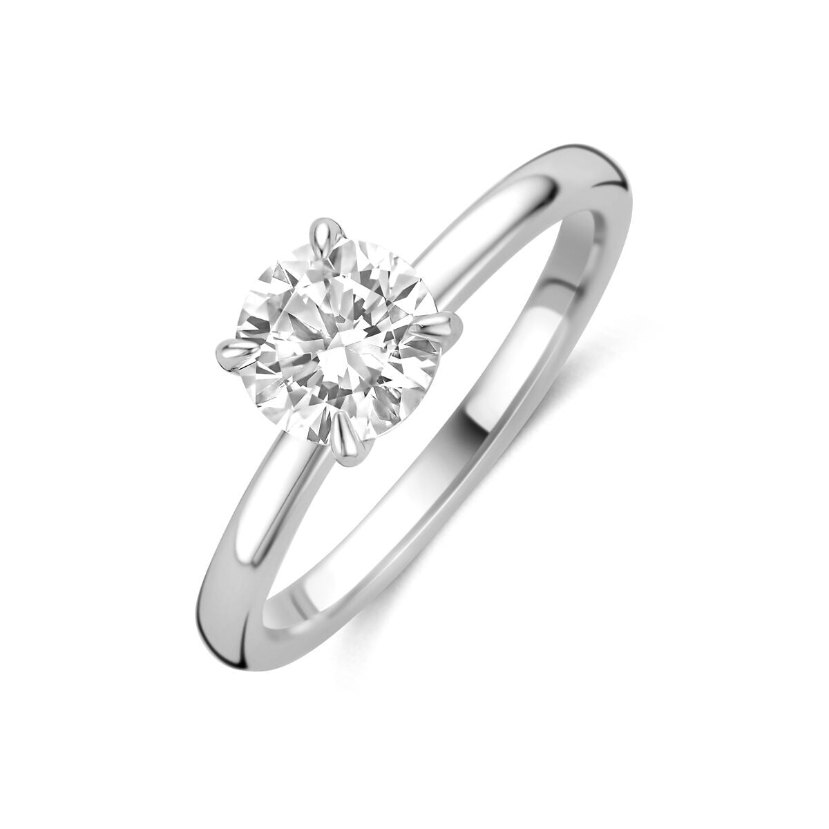 Anillo de plata con una piedra de zircón de 6,5 mm en un diseño sencillo.