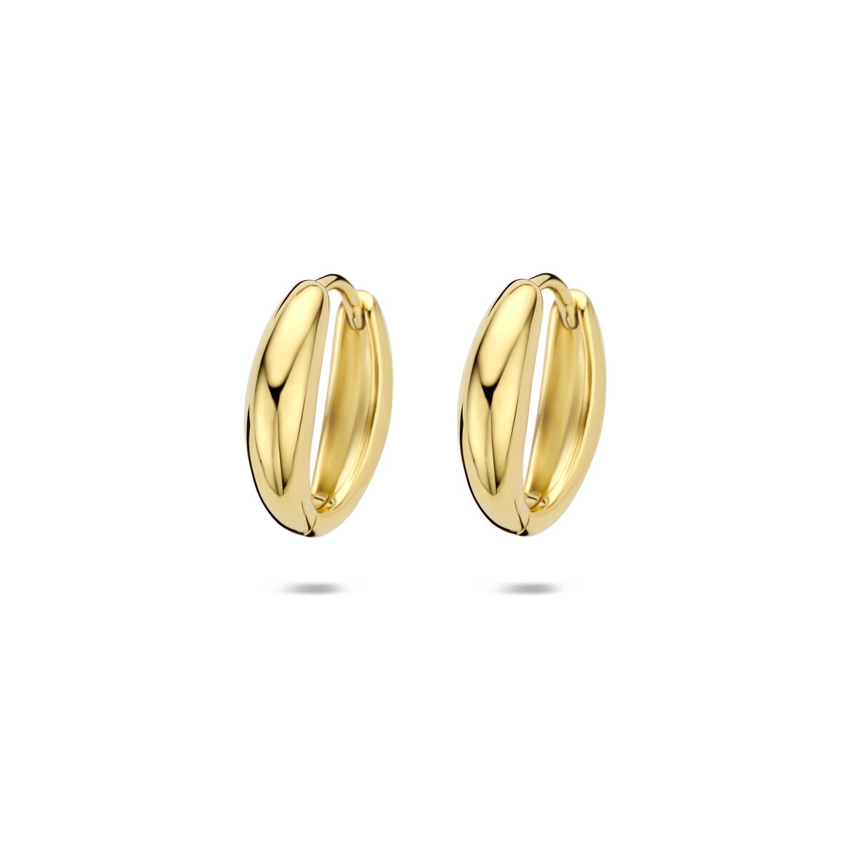 Pendientes de aro de plata amarilla bañada en oro con un diseño liso y moderno.