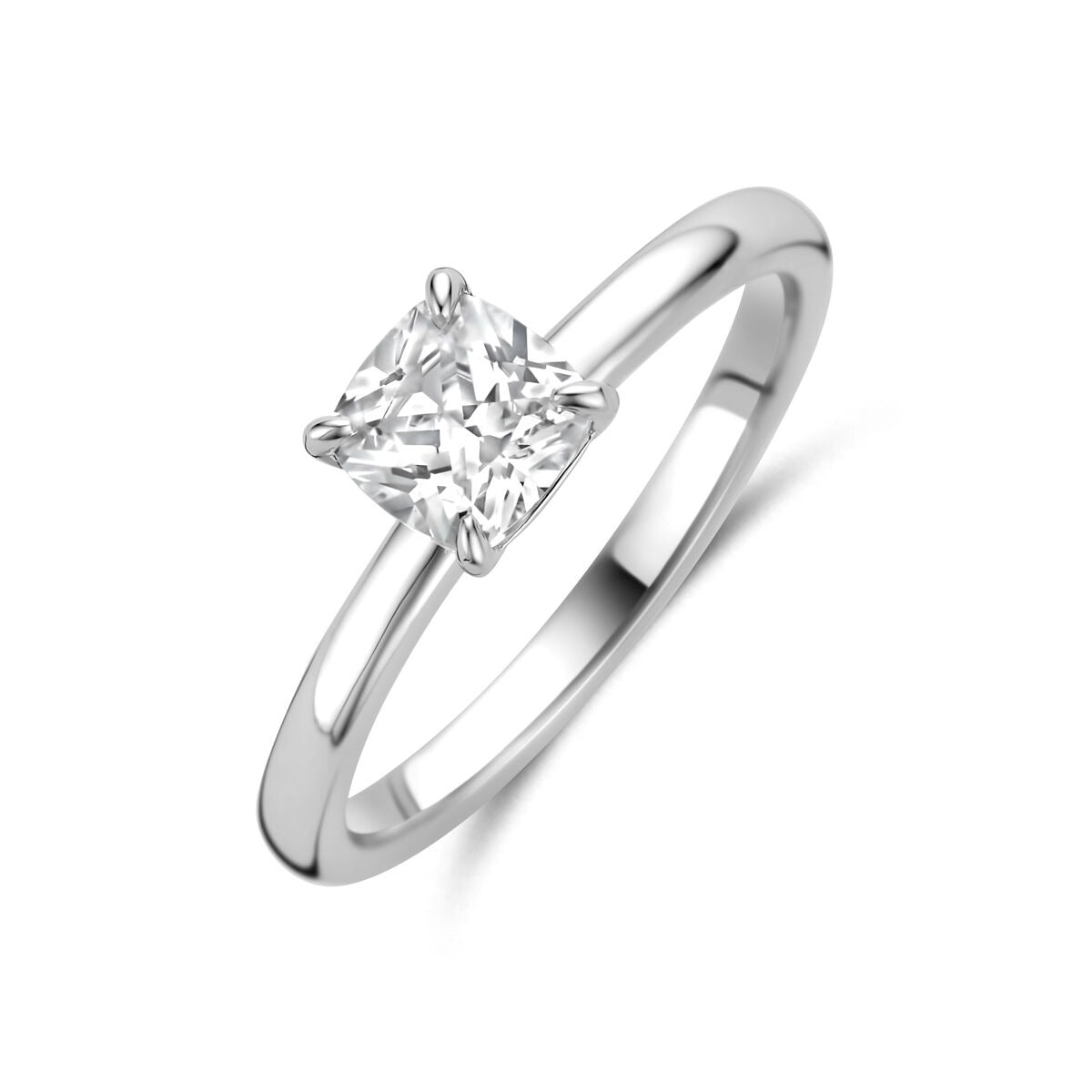 Anillo de plata con una piedra de zircón tallada en brillante de 5,5 mm.
