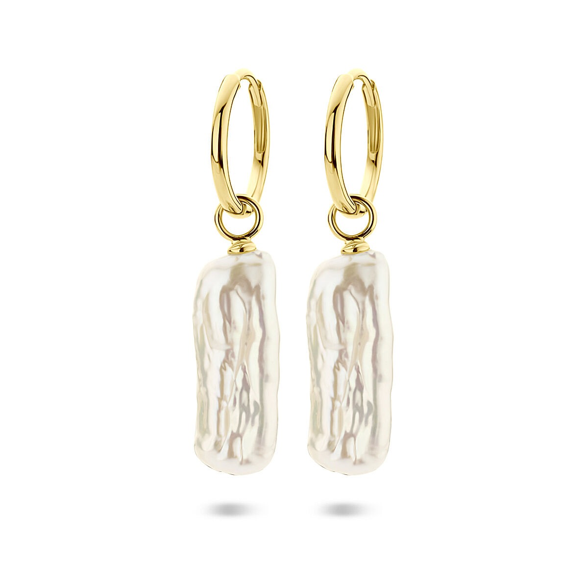 Aros de plata dorada con perlas, de 38 mm, con un diseño alargado y brillo suave.