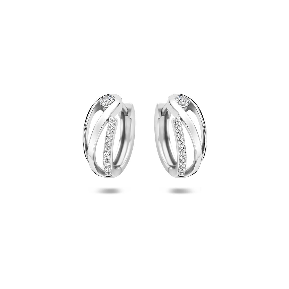 Aros de plata rhodium con circonitas, diseño entrelazado y acabado brillante.