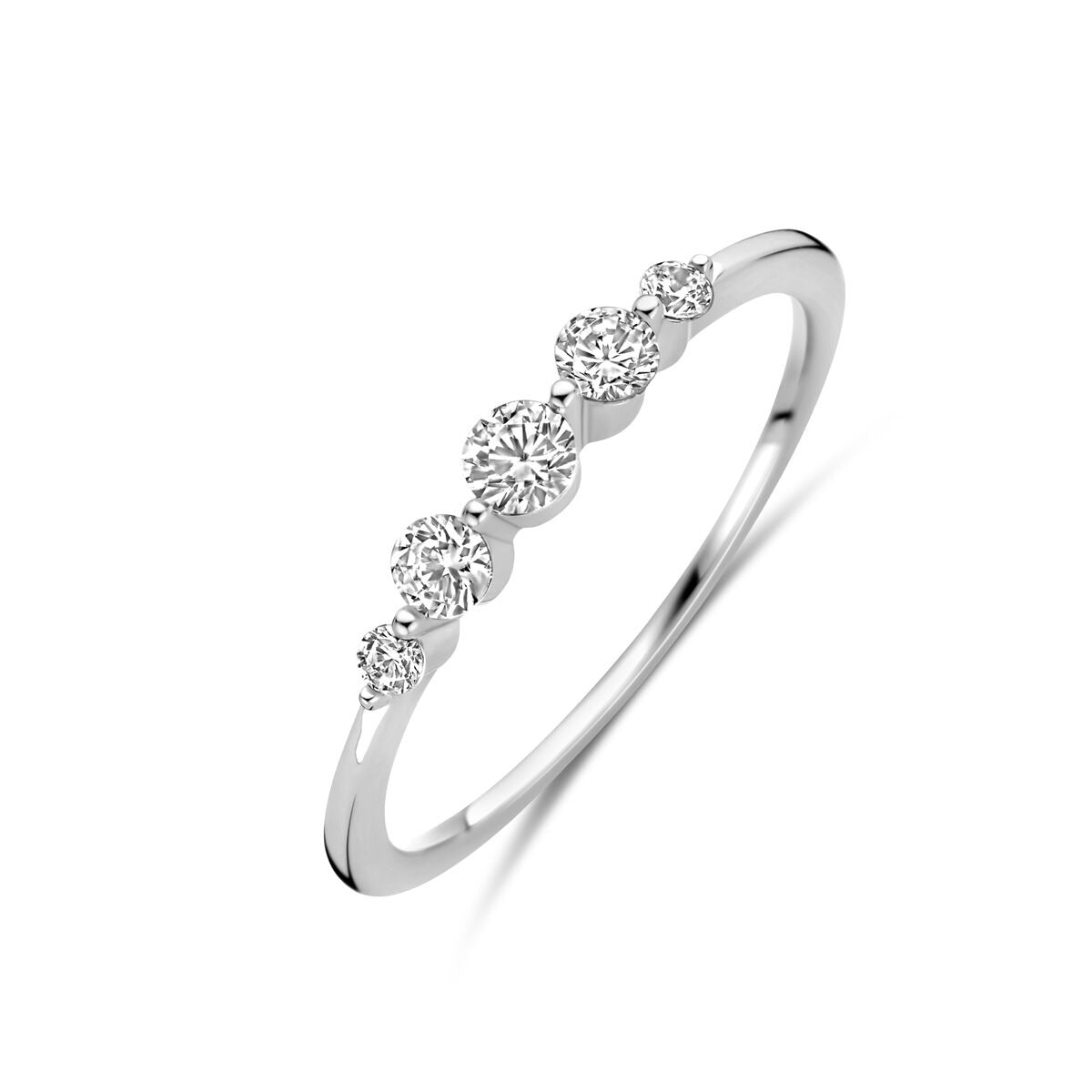 Zilveren ring van gerhodineerd 925 zilver met vijf briljant geslepen zirkonia's in een golvende setting.
