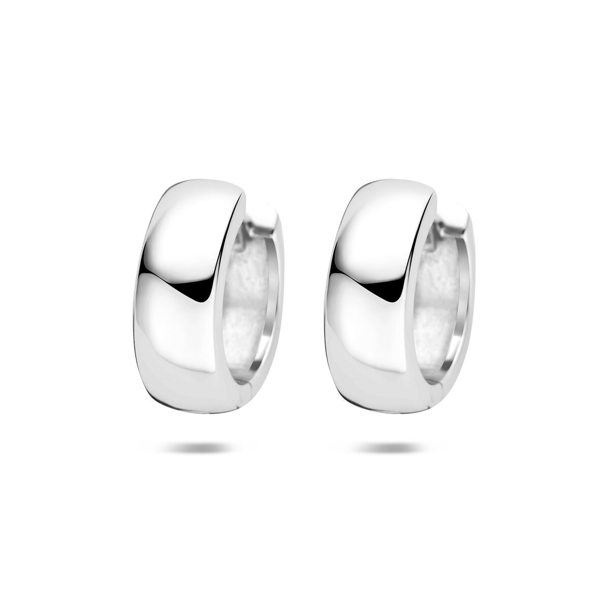 Pendientes de aro de plata de 925, con un diseño liso y brillante, de forma ovalada.