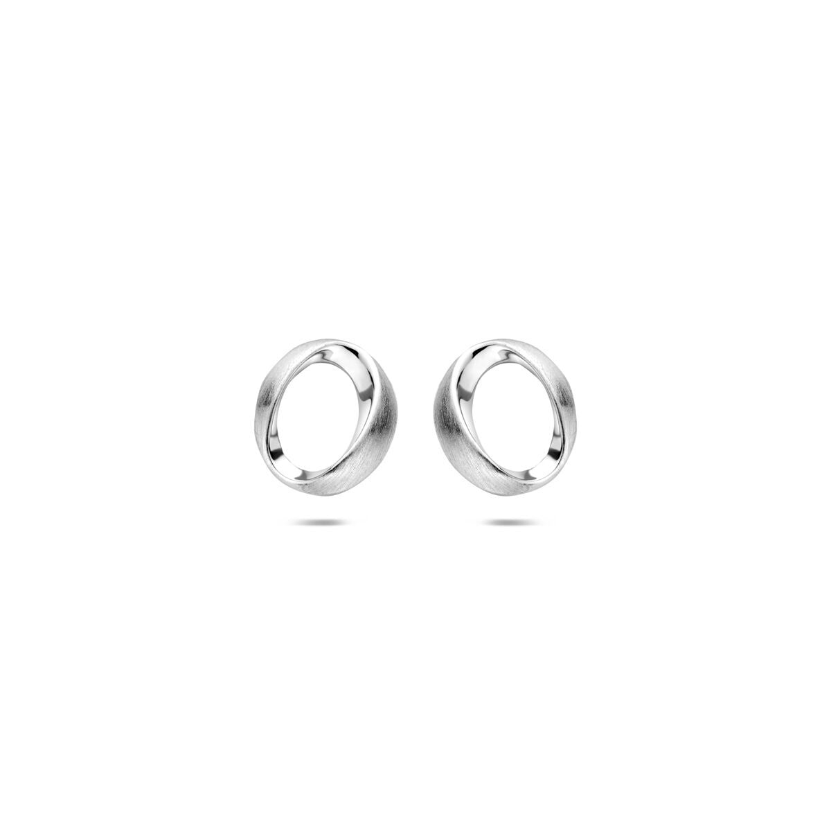 Pendientes de aro plateados, con acabado rodiado y diseño sencillo.