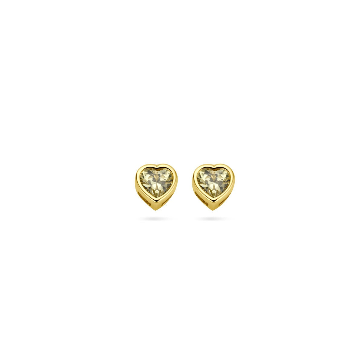 Pendientes de primera puesta en forma de corazón de oro amarillo de 14k con circonitas rojas de 4x4mm.