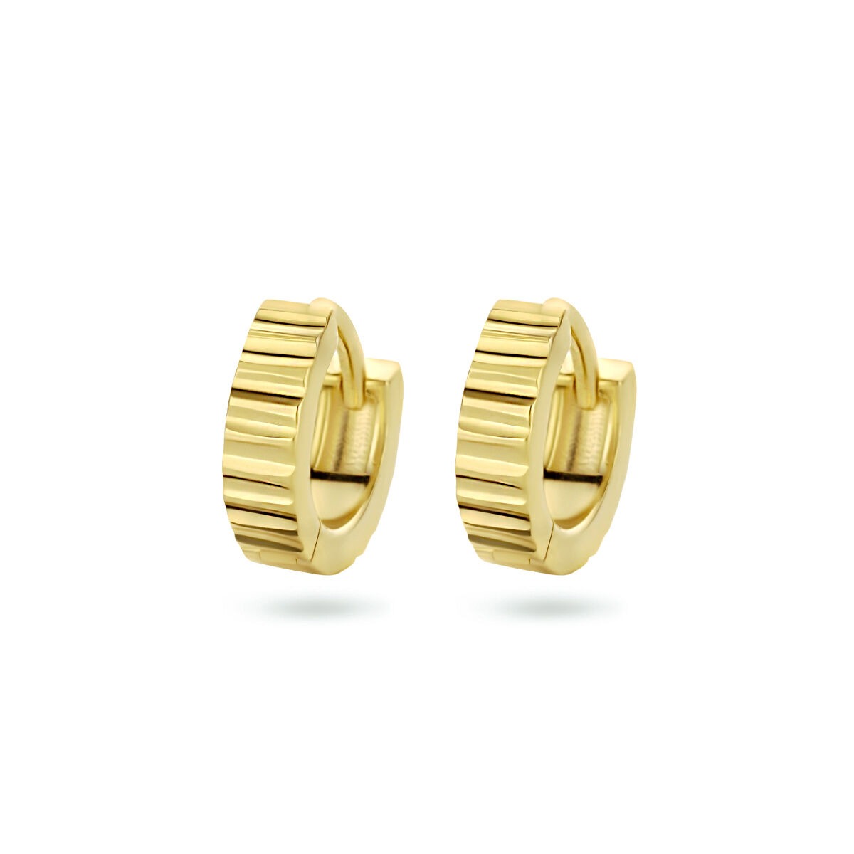Pendientes de aro dorados con textura estriada, diámetro de 11 mm.