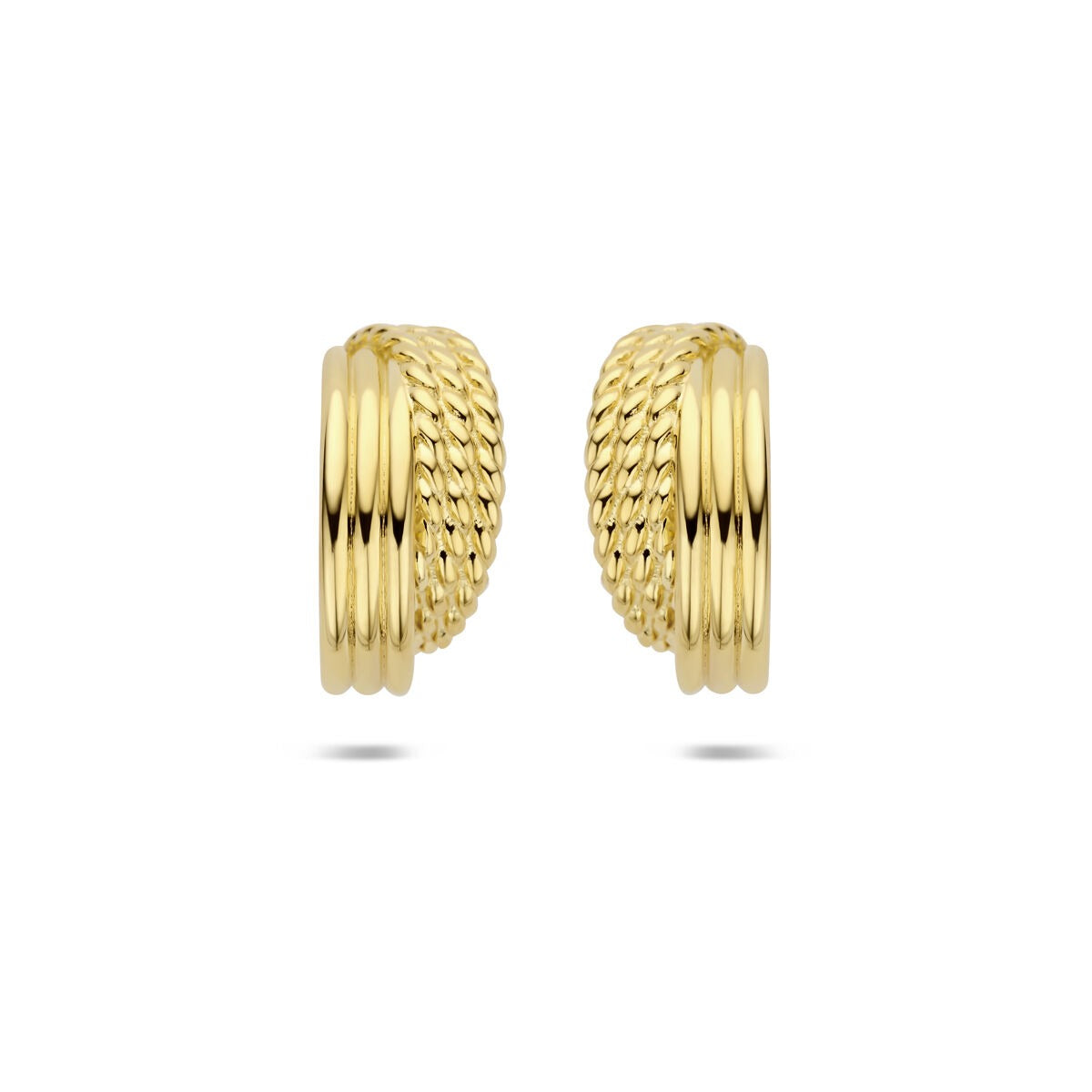 Pendientes de aro de plata amarilla bañada en oro con un diseño trenzado.