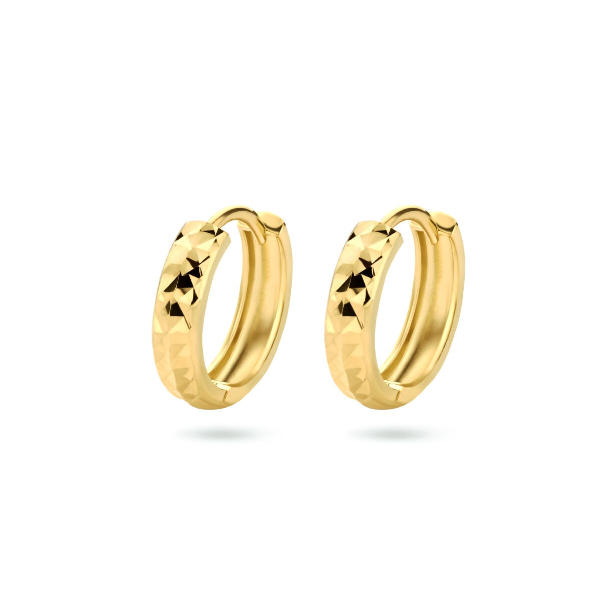 Pendientes de aro de oro amarillo de 9k con acabado diamantado.