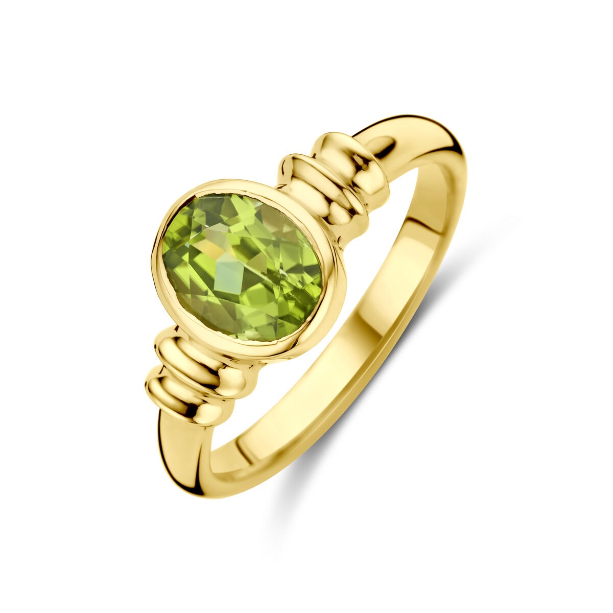 Anillo dorado de 14k con peridoto en forma ovalada y detalles en el aro.