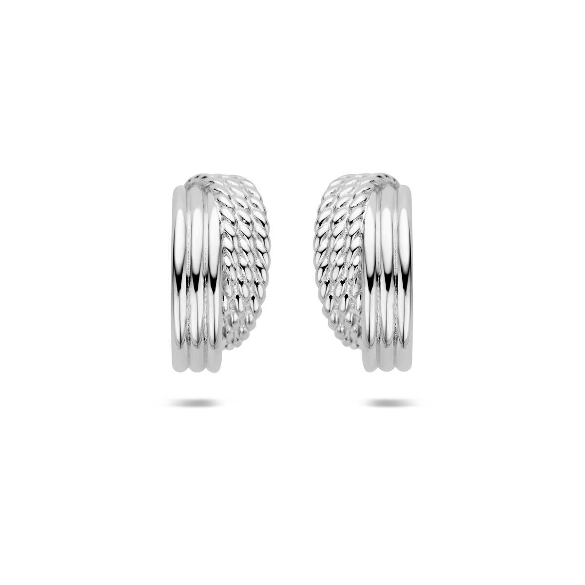 Pendientes de aro de plata rodiada con diseño trenzado y acabado brillante.