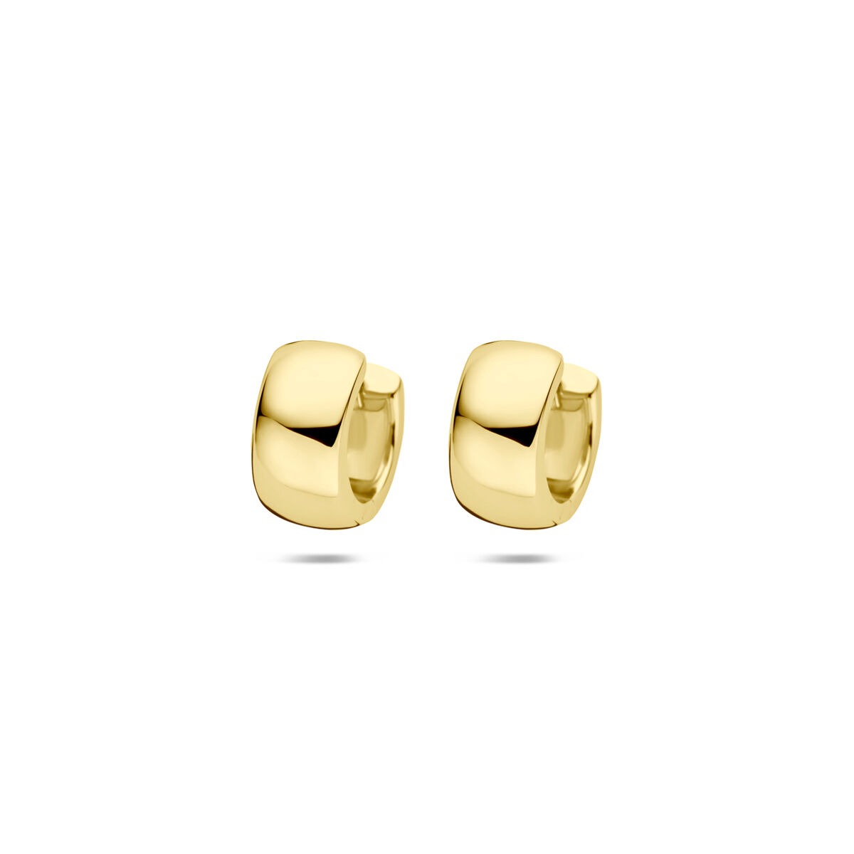 Pendientes de aro de plata 925 bañados en oro, con un diseño liso y moderno.