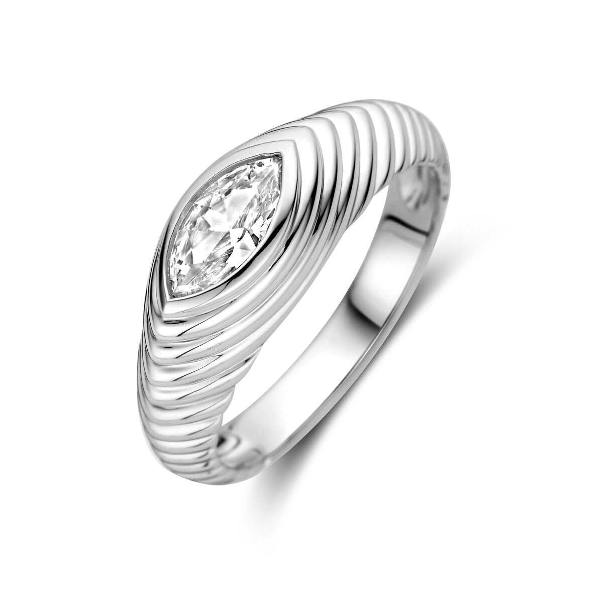 Anillo de mujer de plata con circonita marquesa, acabado en rodio, de 7 mm de ancho y diseño estriado.
