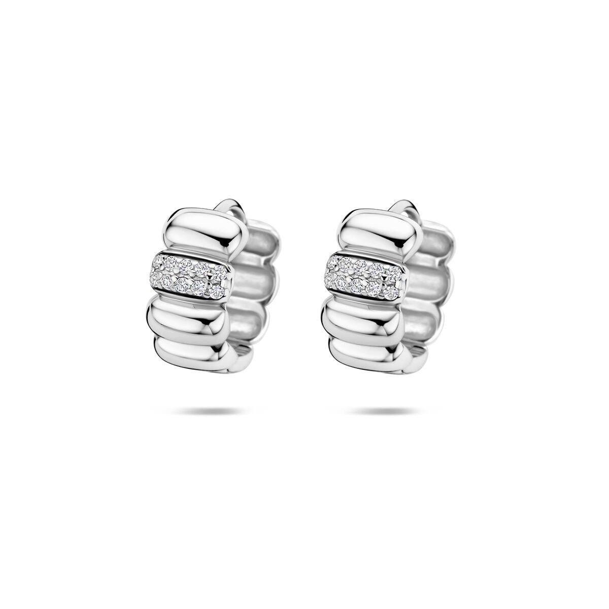 Pendientes de aro de plata rodiada con circonitas, con un diseño ondulado y brillante.