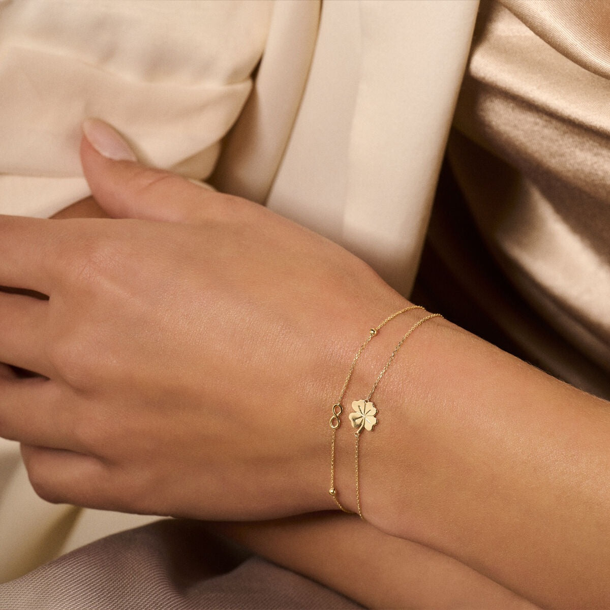 9k Geelgouden dames armband met infinity symbool en bolletjes
