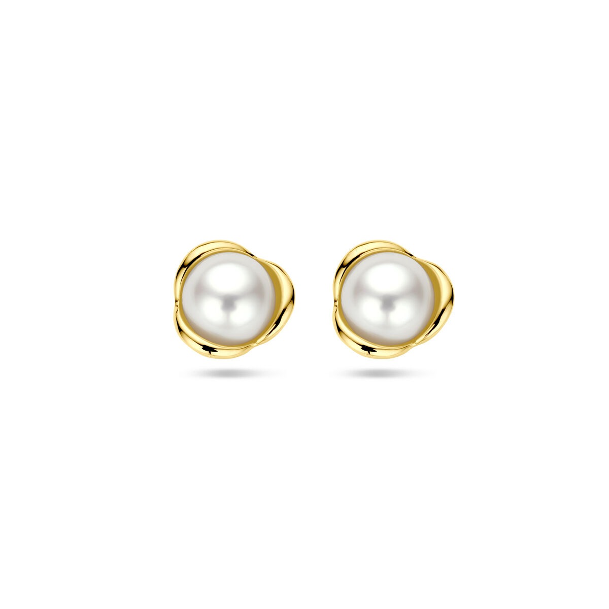 Pendientes de oro amarillo de 14k con perlas de agua dulce.
