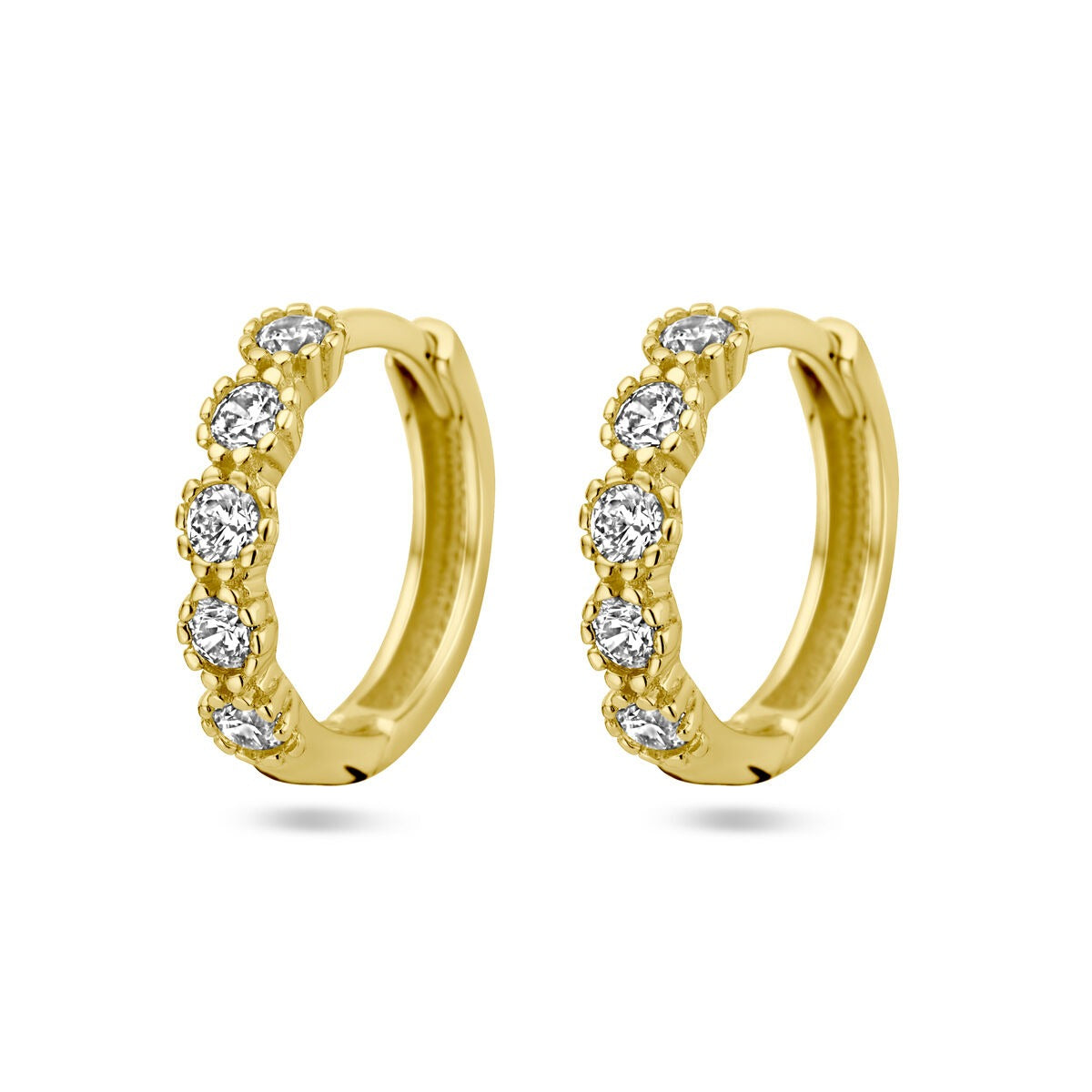 Pendientes de aro de 14k dorados con circonitas, de 13 mm, con un diseño ondulado.