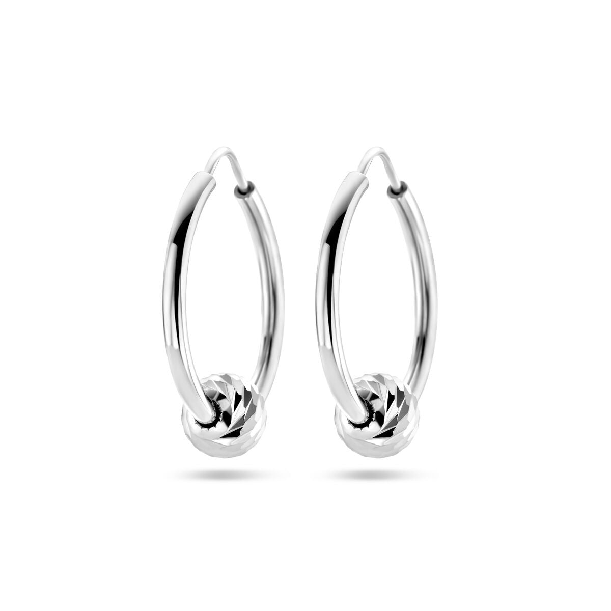 Aros de plata rhodium con bolita, diseño ovalado y acabado brillante.