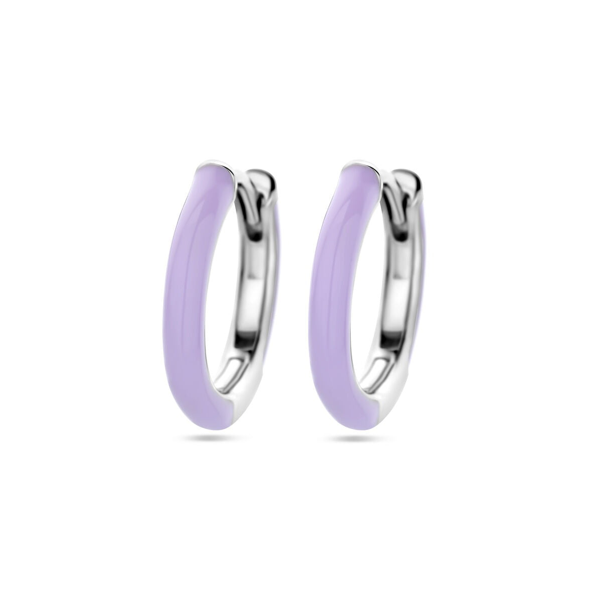 Pendientes de aro de plata rodiada con esmalte morado.