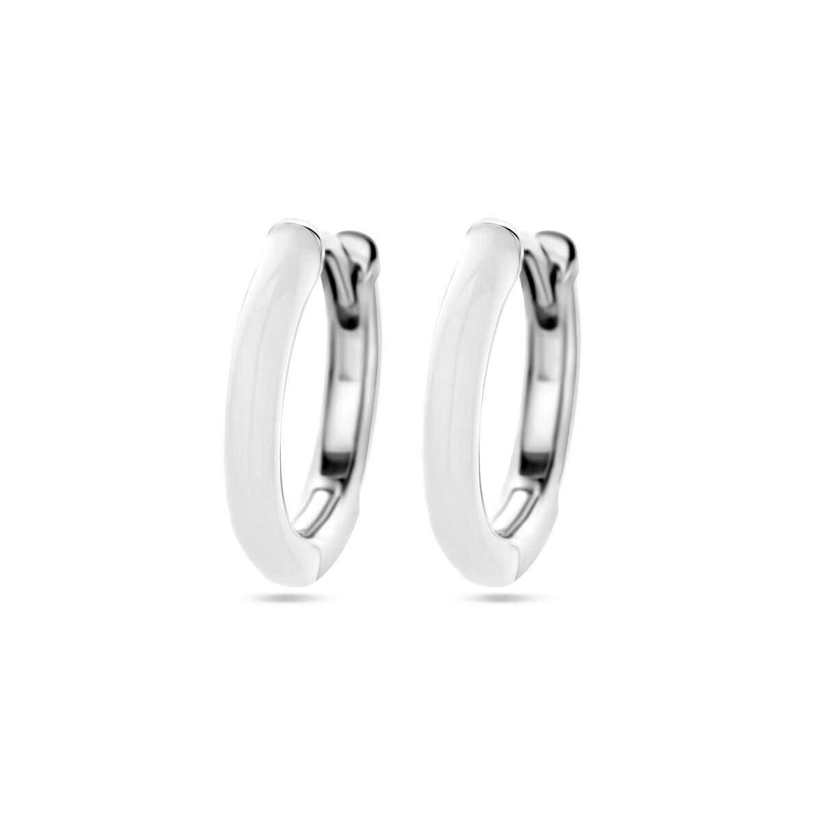 Pendientes de aro de plata rodiada con esmalte blanco.