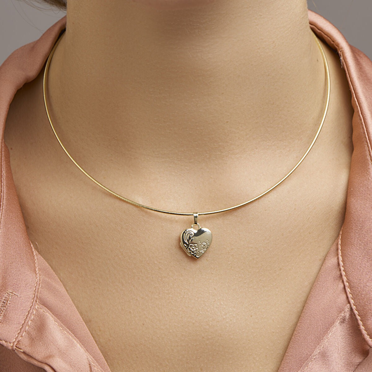 medallón de corazón en oro amarillo de 14k