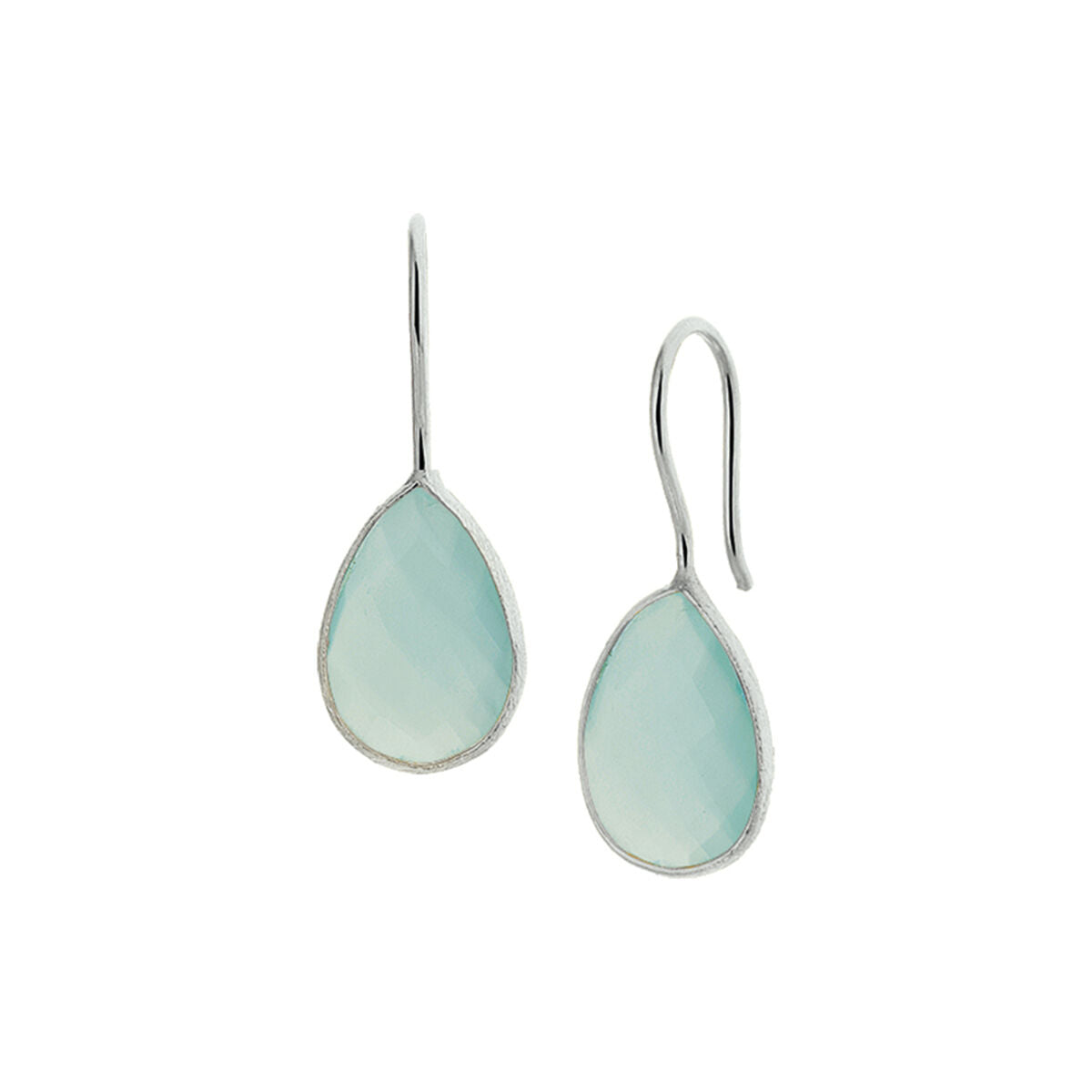 Pendientes largos de plata con chalcedonia verde en forma de gota y engaste delicado.
