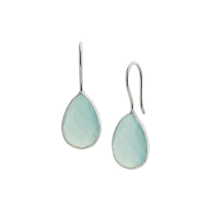 Zilveren oorhangers met groene chalcedoon – druppelvormig in entourage zetting