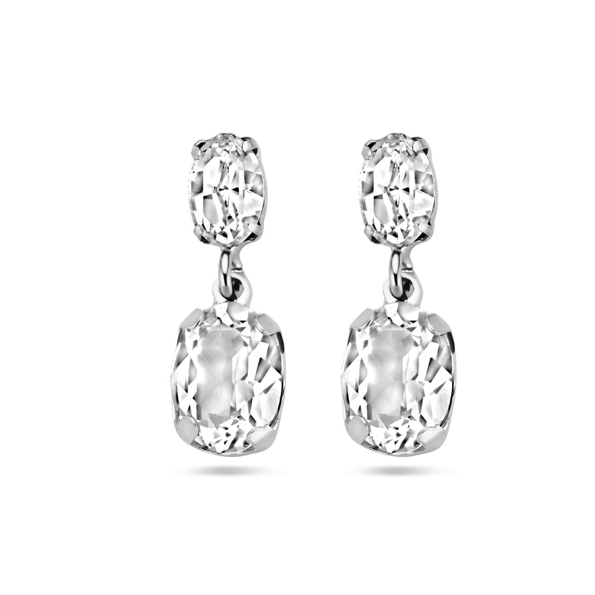 Pendientes largos de plata rodiada con cristales de Swarovski transparentes.