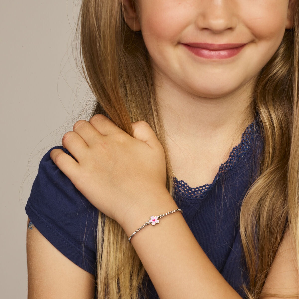 Pulsera infantil de plata rodiada con flor y corazoncito