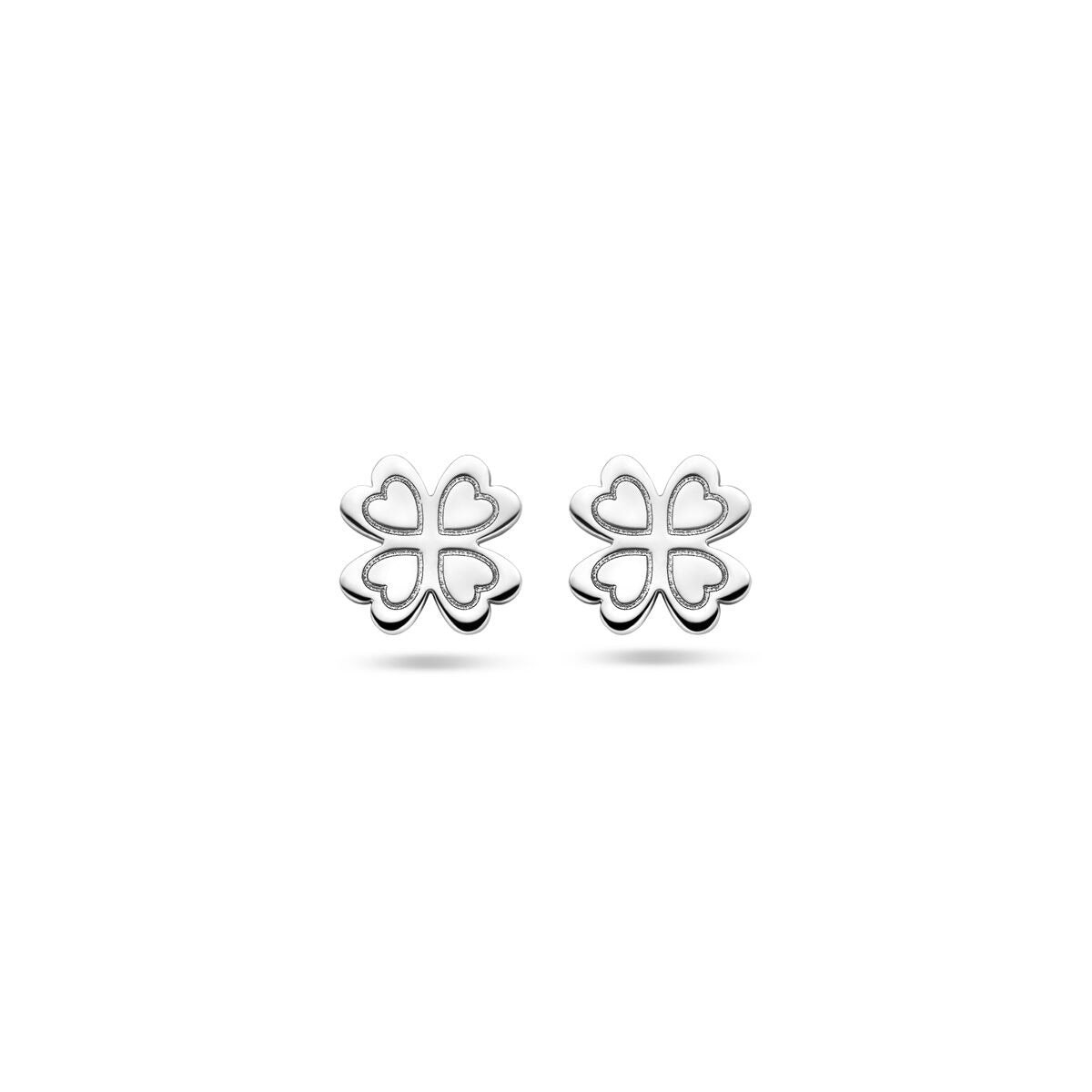Pendientes de plata rodiada en forma de trébol con detalles de corazones.