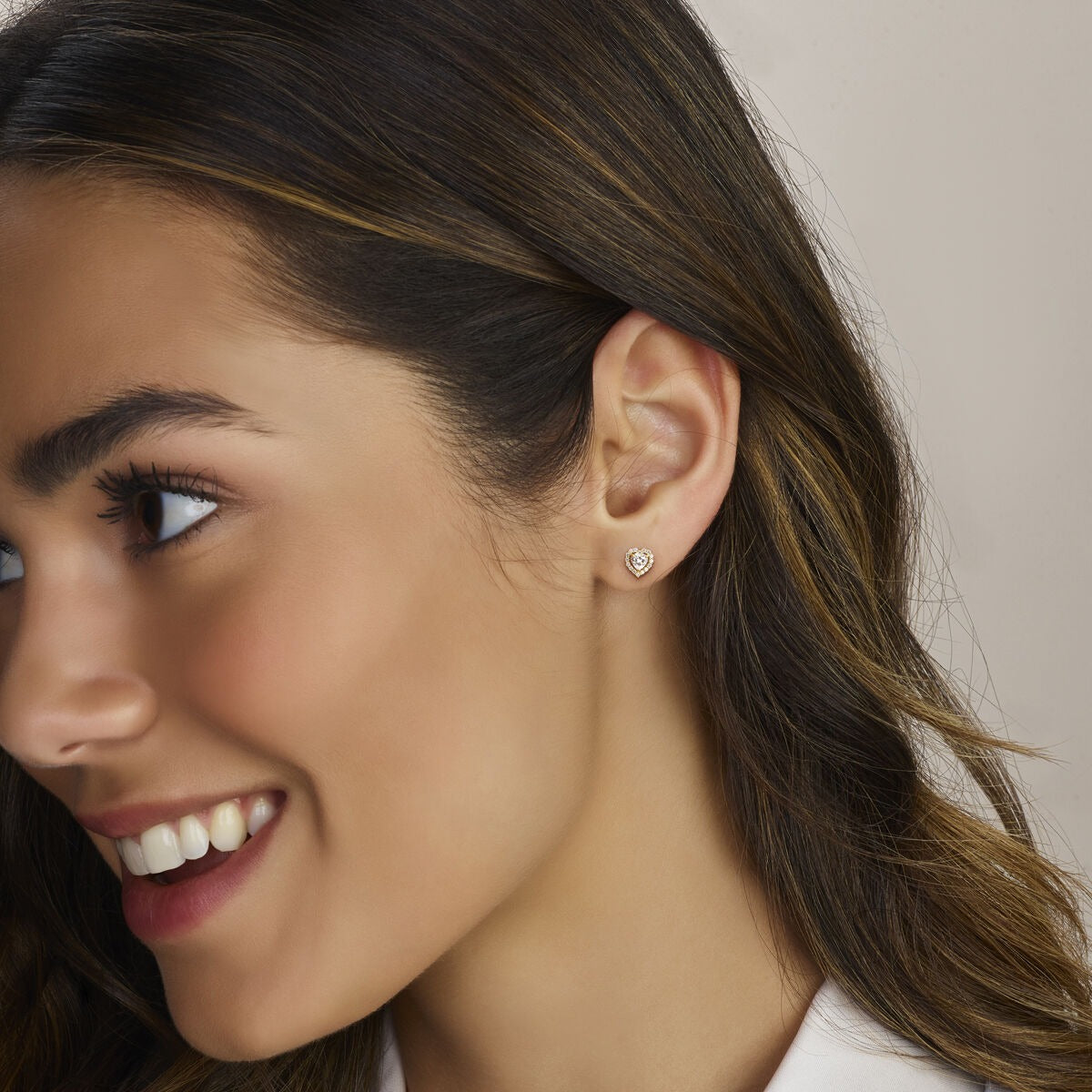 Pendientes de botón de oro con corazón y circonitas – 14k, engaste de entorno
