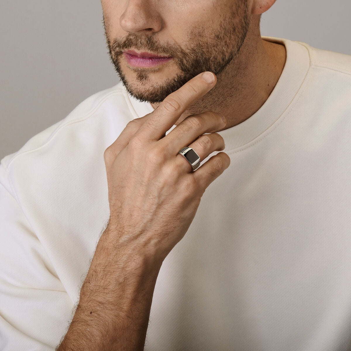 Anillo de sello de hombre en plata con ónice – 10,5 mm de ancho