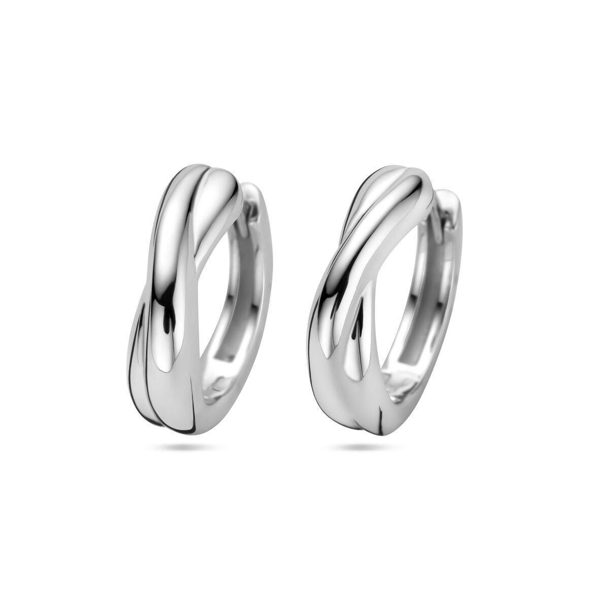 Pendientes de aro de plata 925 rodiada, con un diseño entrelazado y un diámetro de 13.5 mm.