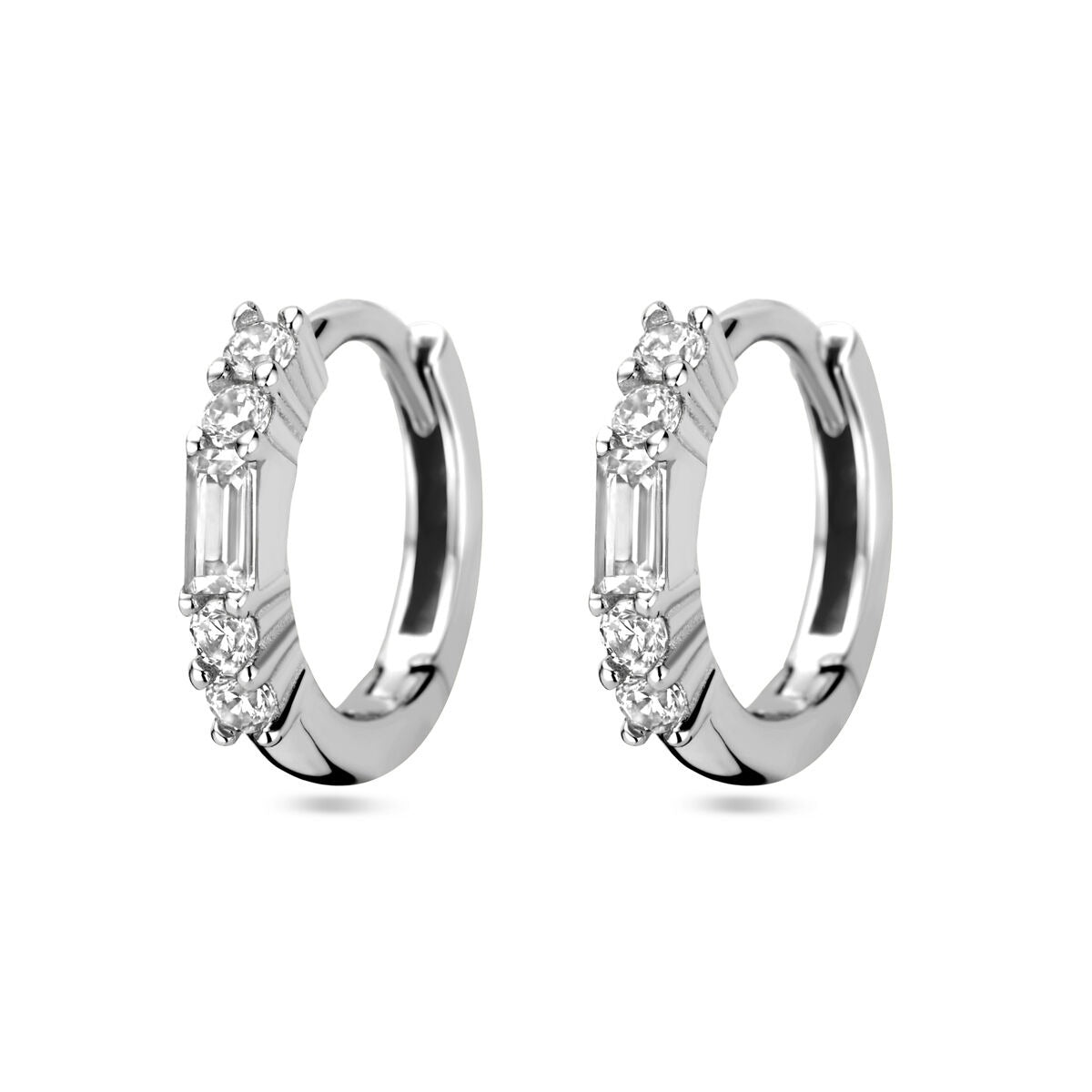 Pendientes de aro plateados para dama con zircónia baguette, de 11.5 mm, con acabado rodiado.