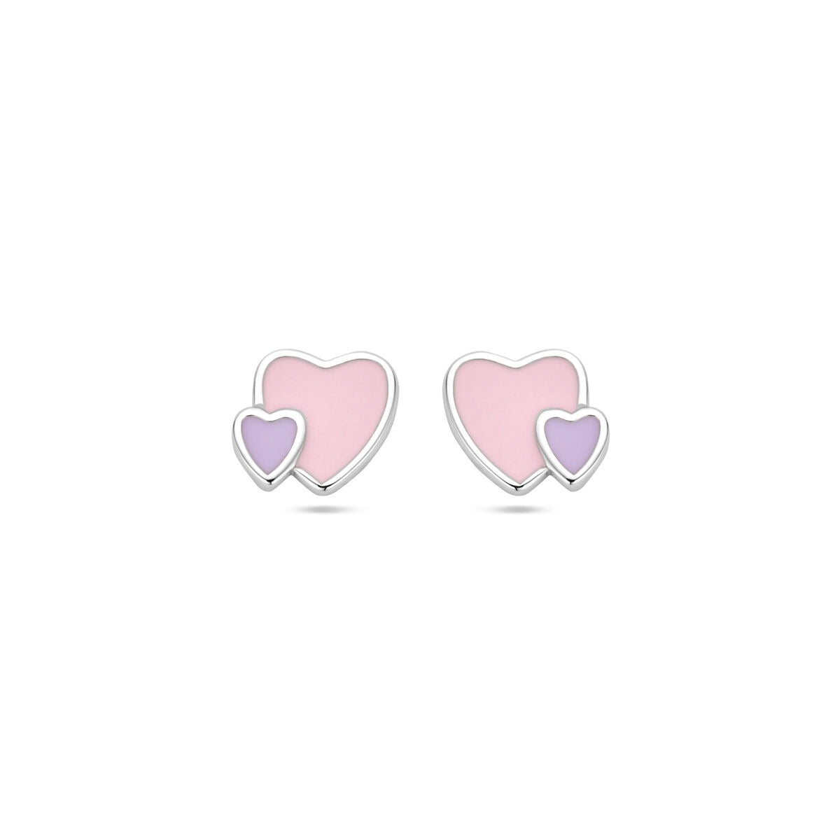 Pendientes de primera puesta en forma de corazones con esmalte rosa y morado.