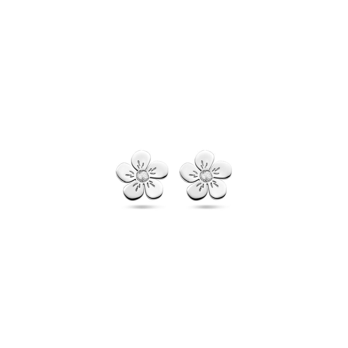 Pendientes de primera puesta en forma de flor, de plata rodiada, con detalles grabados.