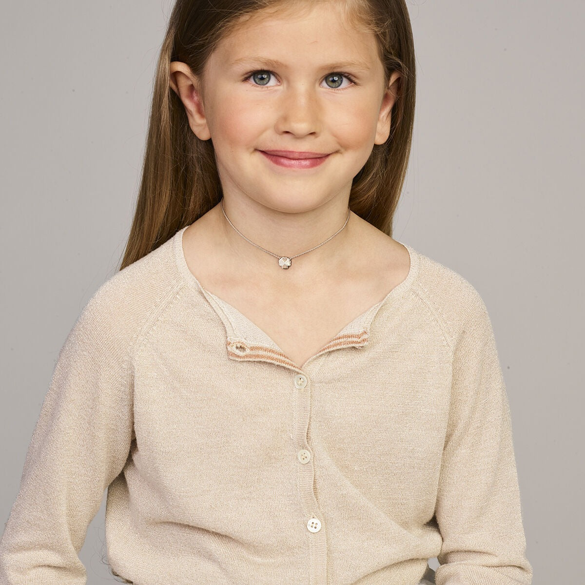 Collar infantil de plata con colgante de trébol – rodiado con nácar rosa y blanco