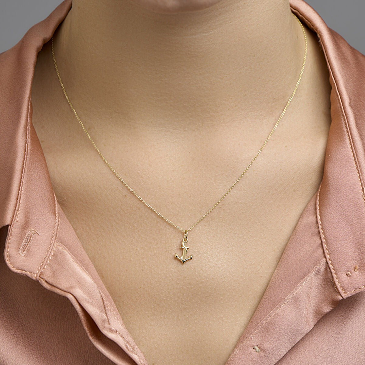 Collar de oro amarillo con colgante ancla