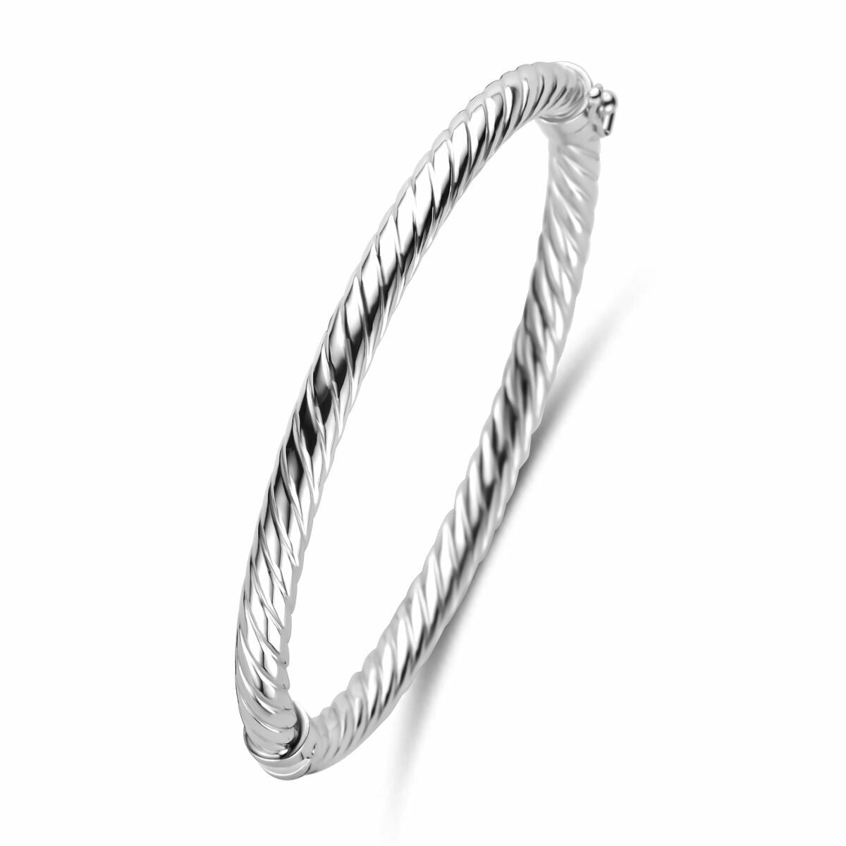 Pulsera bangle de plata, con acabado en rodio y diseño trenzado.
