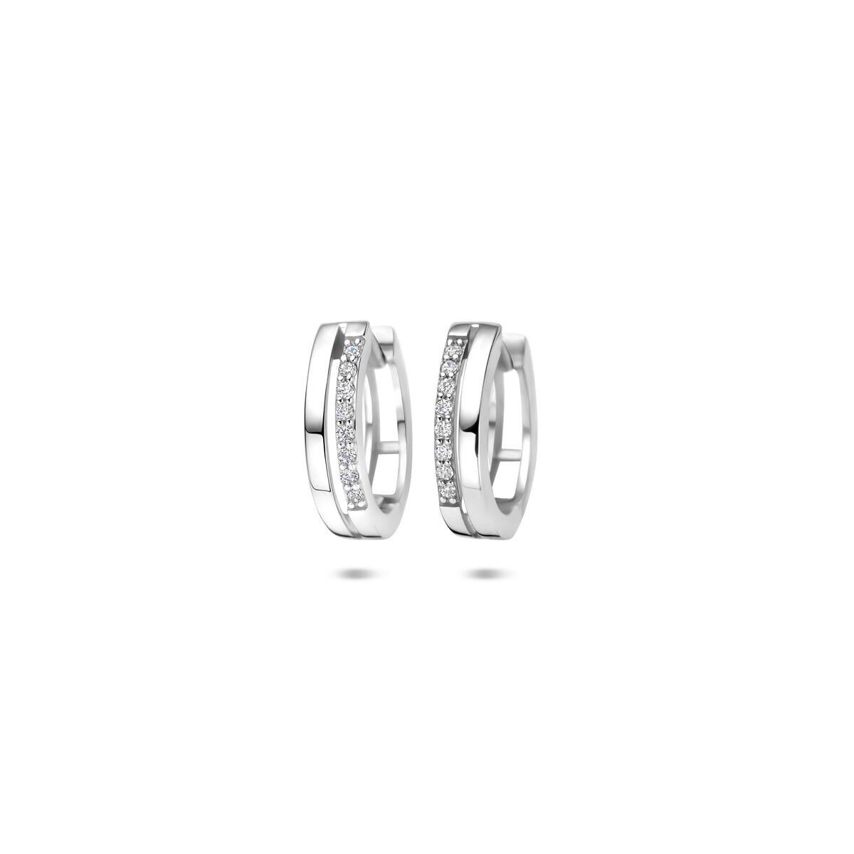 Pendientes de aro de plata rodiada 925 con circonitas brillantes en un lado.