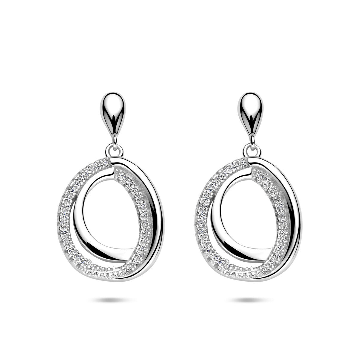 Pendientes largos de plata con circonitas en un diseño entrelazado, acabado en rodio.