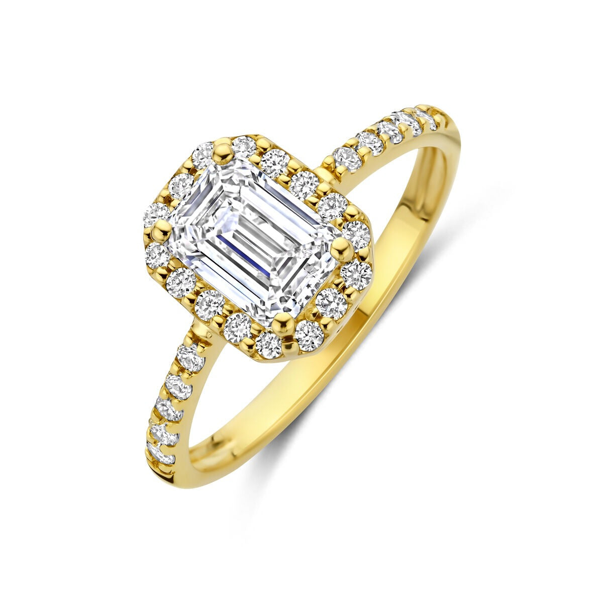 Anillo de oro amarillo de 14k con diamante lab grown en corte esmeralda y diamantes alrededor.