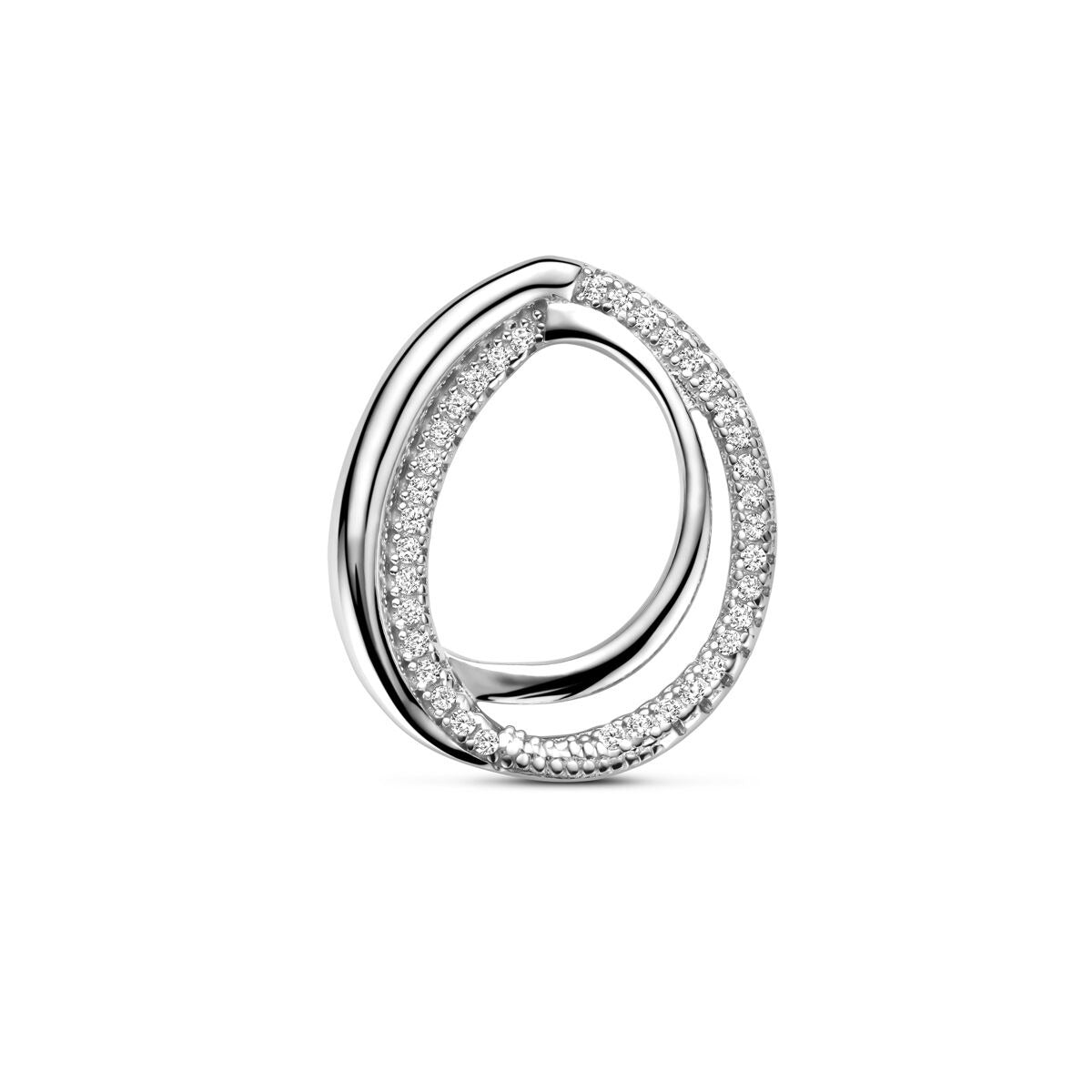 Colgante de plata con zircóns en un diseño entrelazado y acabado rodiado.