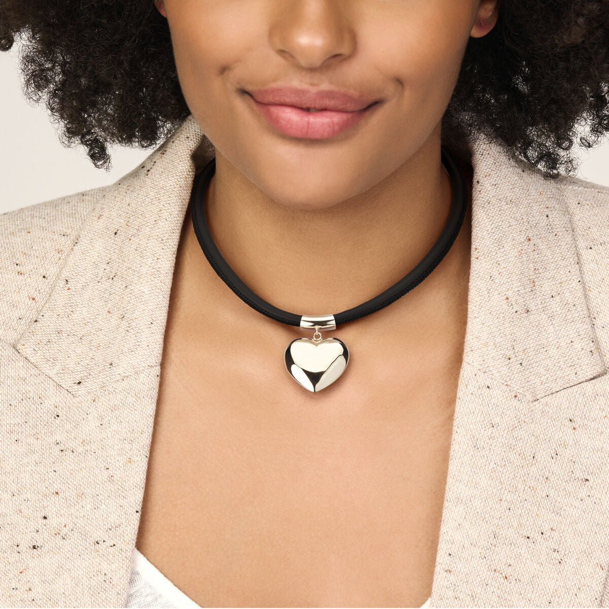 Collar de plata rodiada con corazón y cordón negro