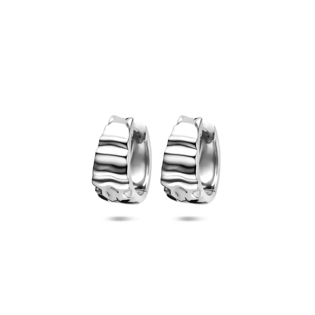 Pendientes de aro plateados con acabado rodiado y diseño ondulado.