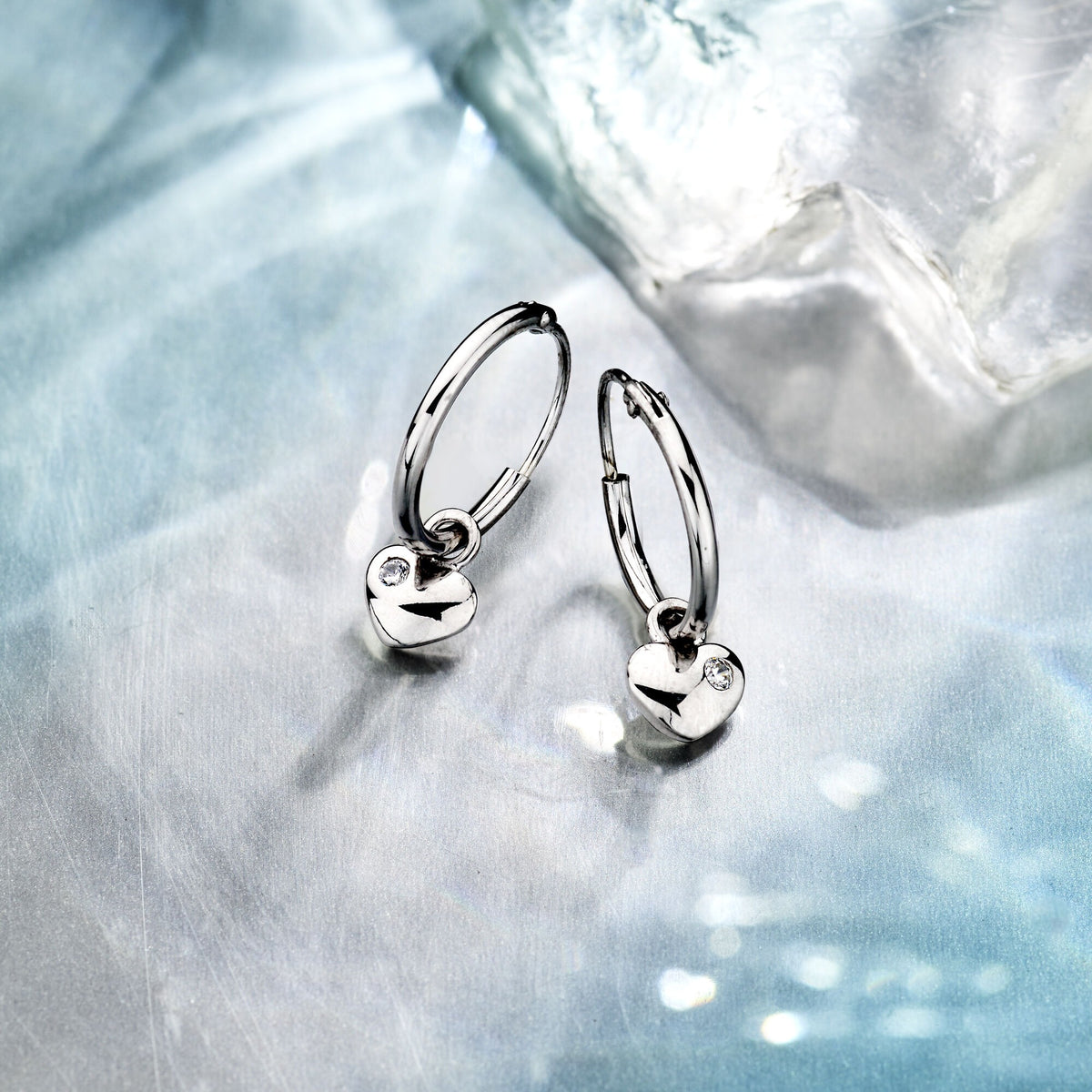 Aros de plata con corazón y circonitas – rodiados