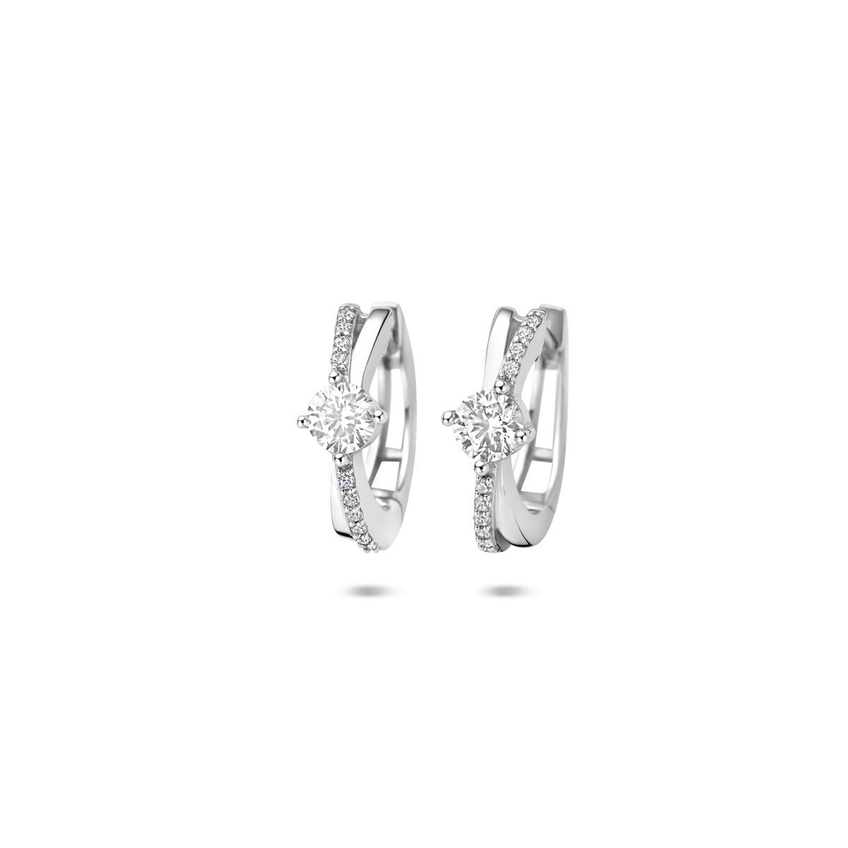 Pendientes de aro de plata rodiada 925 con circonitas brillantes en forma de estrella.