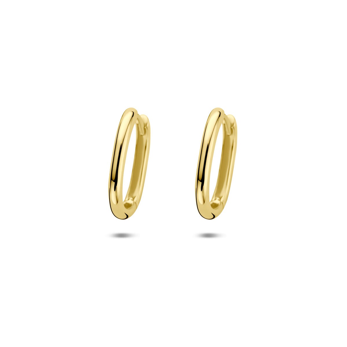 Pendientes de aro de 14k en oro amarillo con un diseño sencillo y pulido.