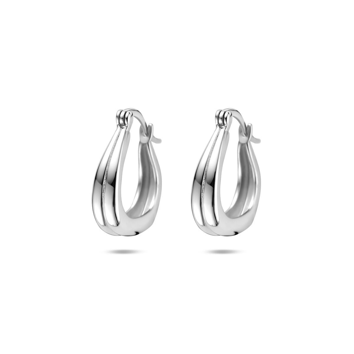 Pendientes de aro de plata rodiada en plata 925 con un diseño ondulado.